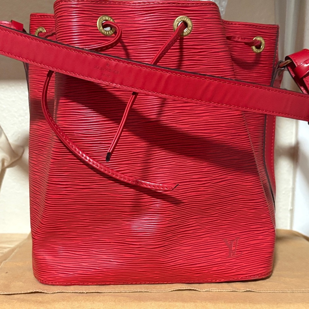 LV Epi Leather MM Neo Bucket